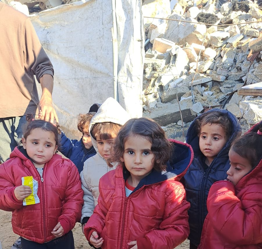 الجالية الفلسطينية ببريمن توزّع ملابس شتوية على عشرات الاطفال بغزة